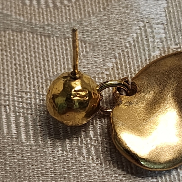 HERVÉ VAN DER STRAETEN SIGNED HAMMERED GOLD PLATED HEART DROP EARRINGS RARE PIER - Picture 5 of 15